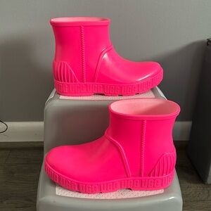 Ugg youth drizlita rain boots size 4